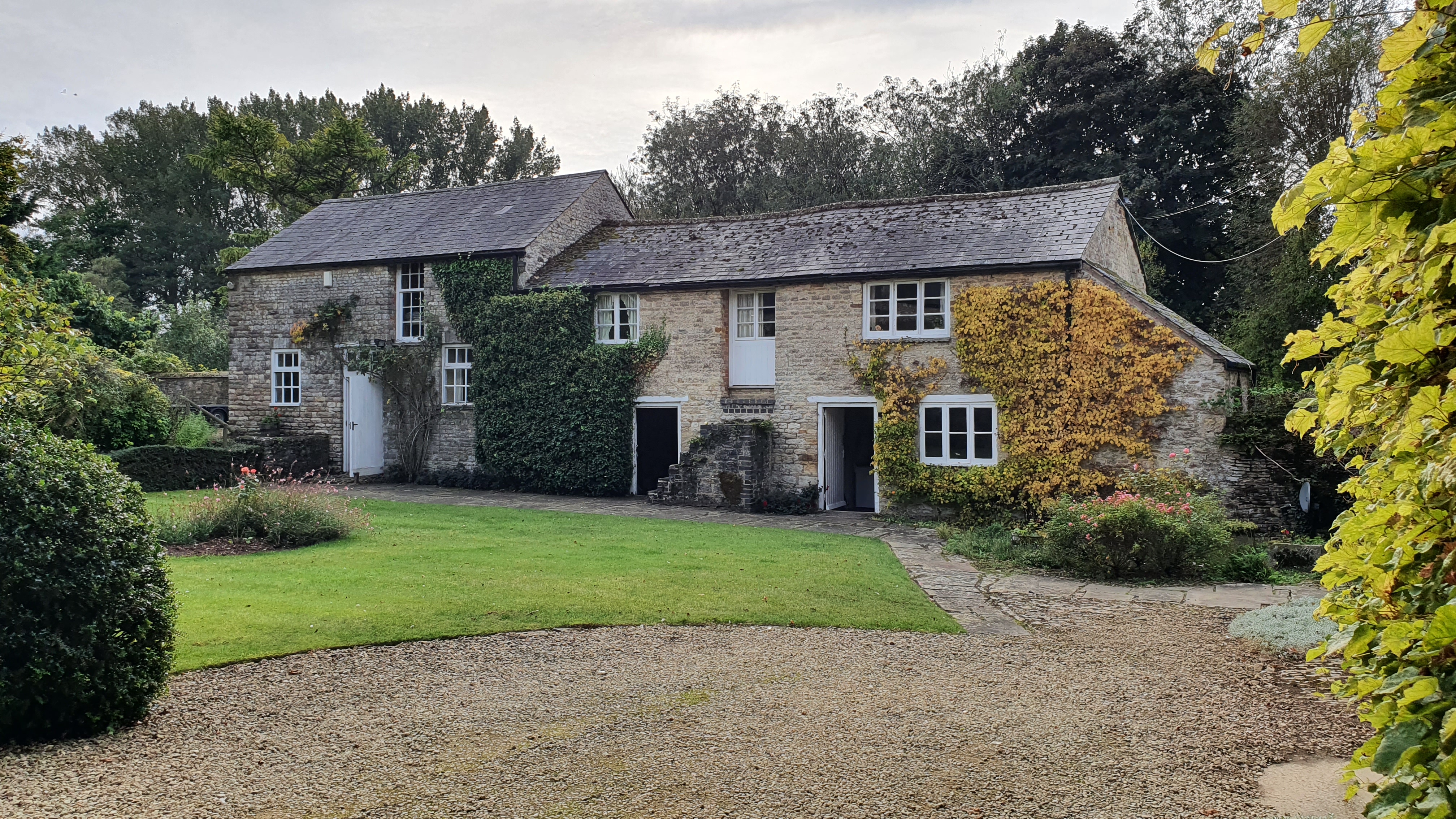 Old Manor Farm exterior, main building from the approach