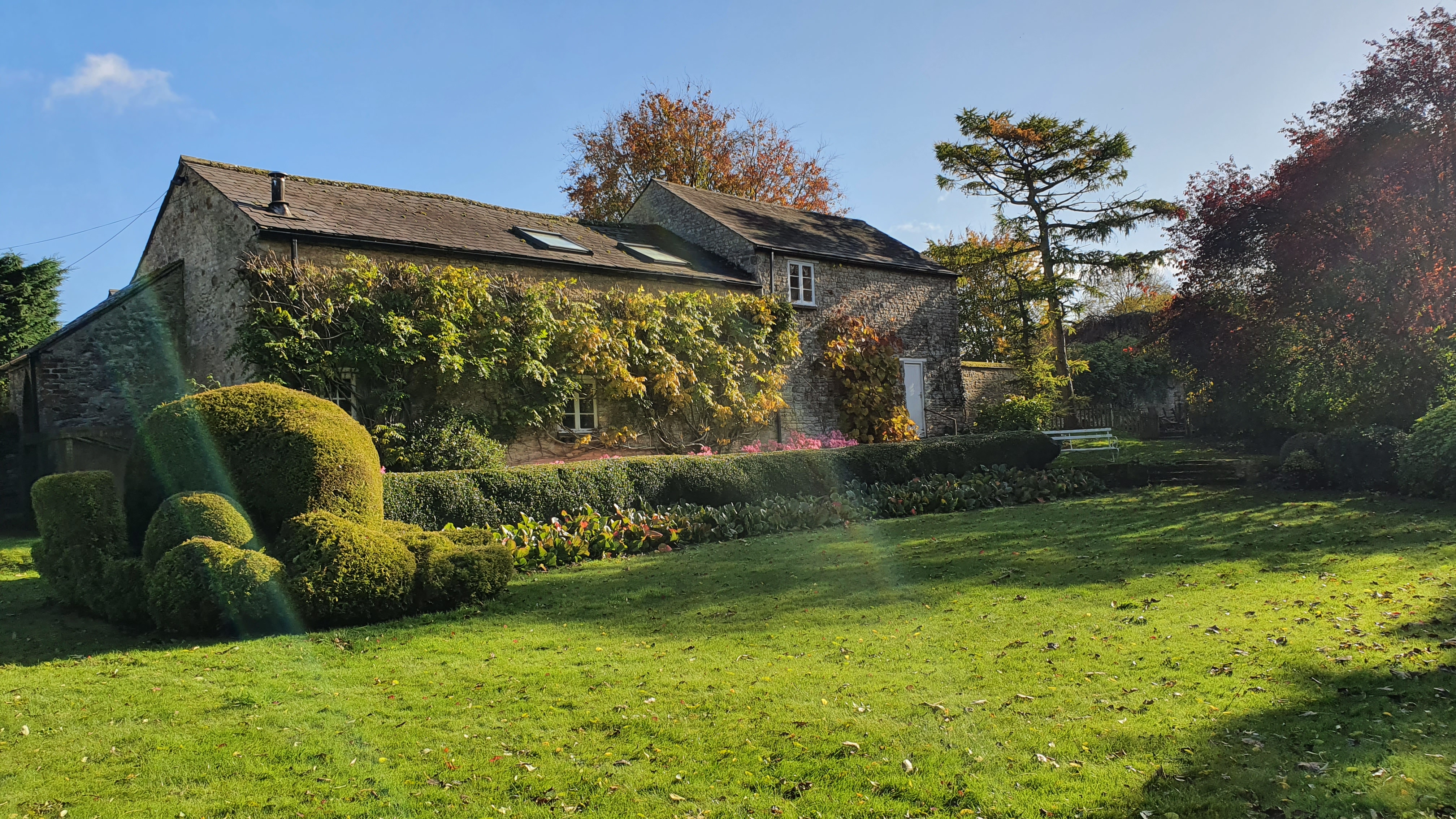 Old Manor Farm, front facade with topiary, Cottisford, Oxfordshire